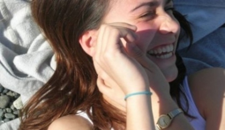 Smějící se žena s rukama u tváře 
