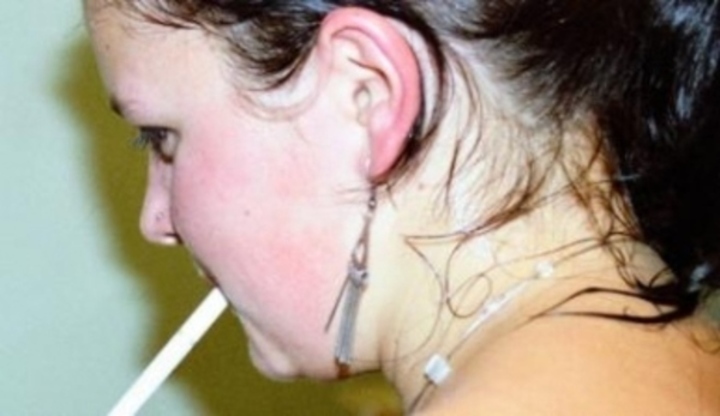 Žena s cigaretou v puse
