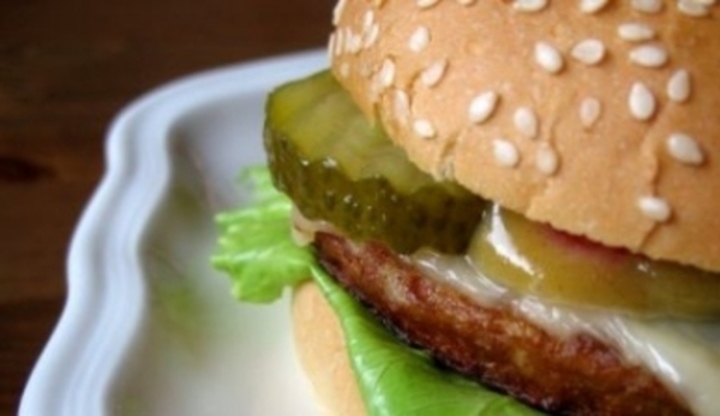 Hamburger na bílém tácku 