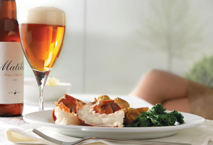 Pivo ve sklenici s krevetami na talíři 