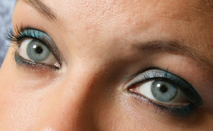 Namalované ženské oči