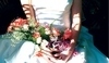 Ruce držící svatební kytici 