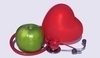 Zelené jablko omotané stetoskopem se srdcem 