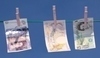 Bankovky pověšené na šňůře 
