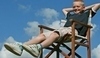 Chlapec sedící na skládací židli 