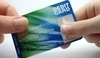 Ruce držící kreditní kartu