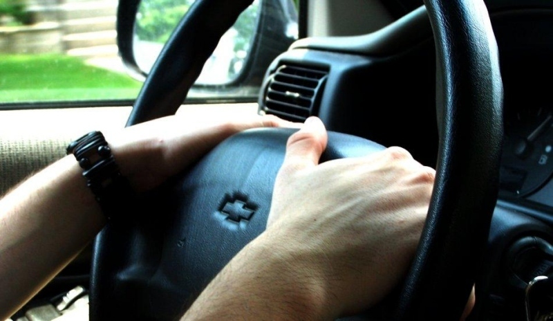 Ruce položené na volantu 