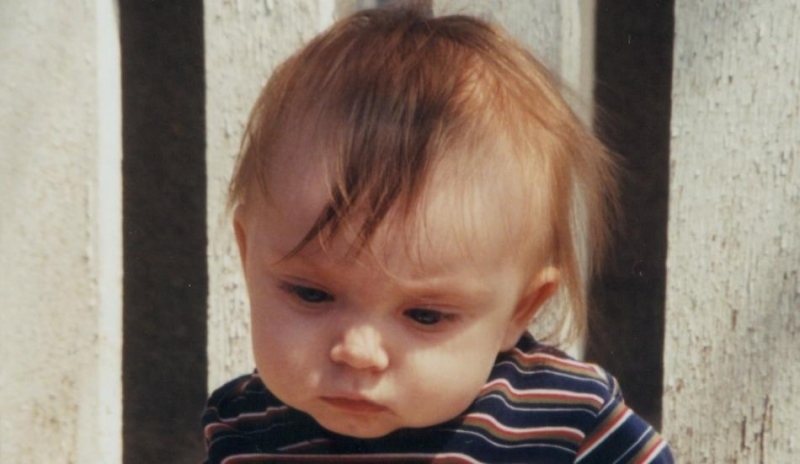 Dítě s učesanými vlásky do čela 
