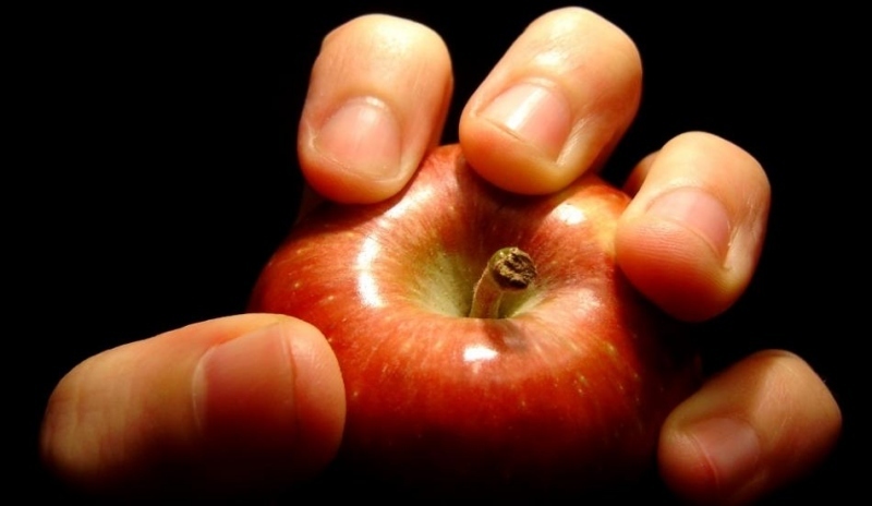Ruka svírající jablko 