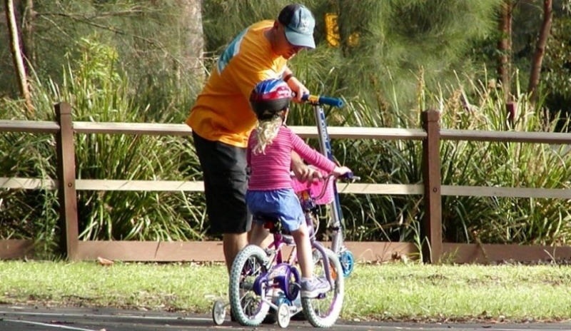 Dítě jedoucí na kole 
