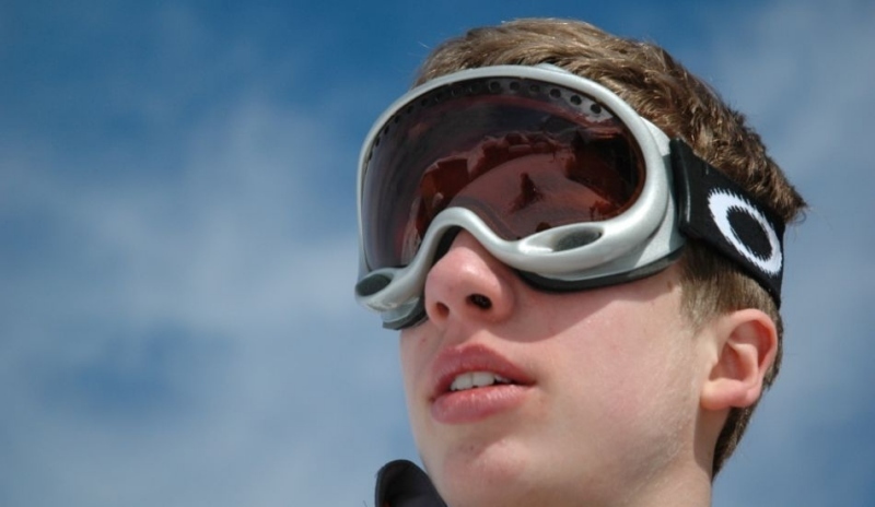 Chlapec v lyžařských brýlích 