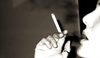 Žena držící cigaretu 