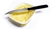 Nůž položený na misce másla 