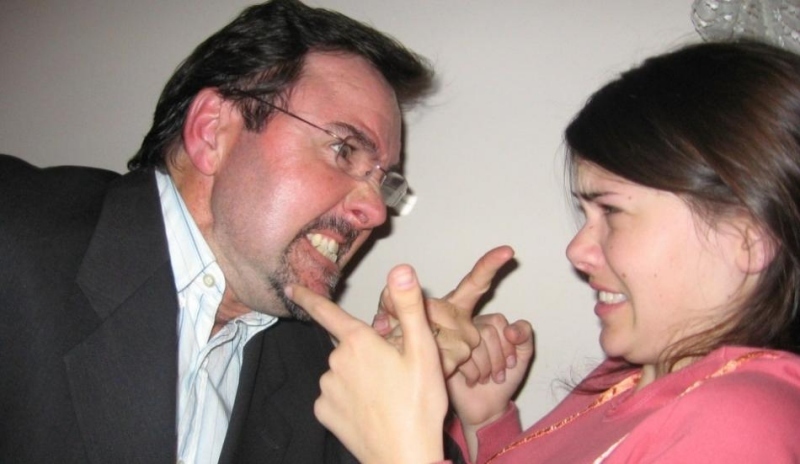 Muž s dívkou ukazující na sebe prstem 