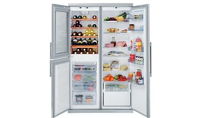 Otevřená lednice plná jídla 