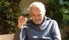 Starý pán se sklenicí vína v ruce 