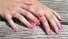 Ruce s nalakovanými nehty růžovým lakem 