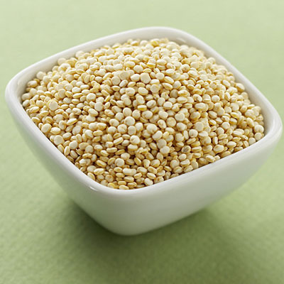 Quinoa v bílé misce 