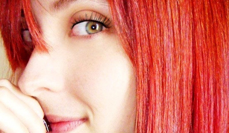 Žena s červenými vlasy 