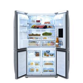 Otevřená lednice plná jídla 