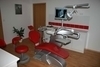 Zubní ordinace s červeným křeslem 