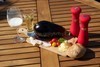 Grilovaný lilek s kořením a sklenicí vína 