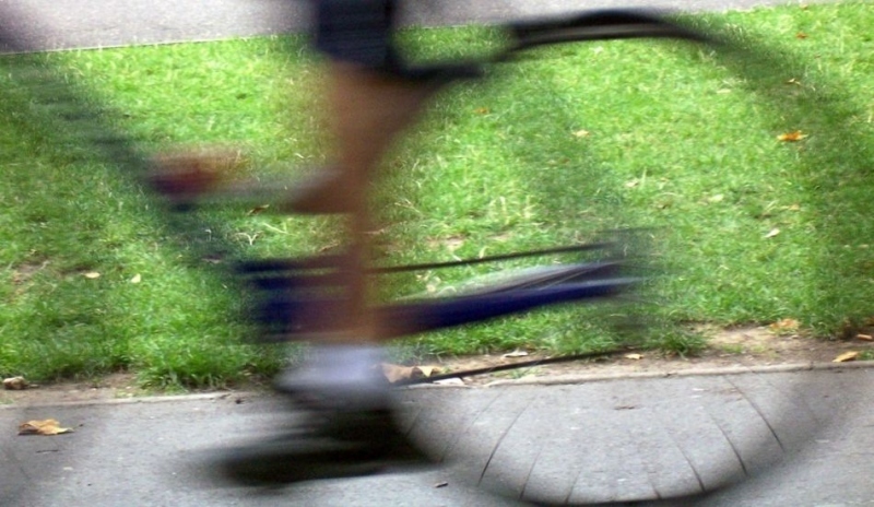 Osoba projíždějící na kole 