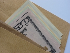 Dolarové bankovky v obálce
