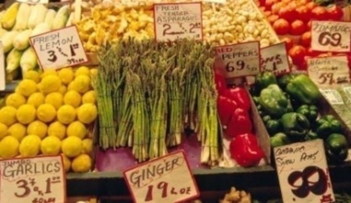 Zelenina vystavená na trhu s cenovkami
