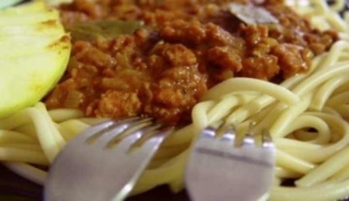 Porce špaget s omáčkou a vidličkami