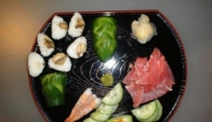 Servírovaný losos se sushi  a s plátky okurky
