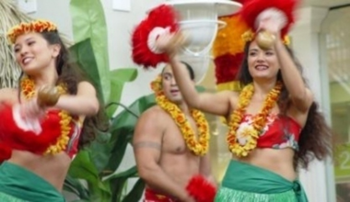 Tančící havajské ženy s mužem