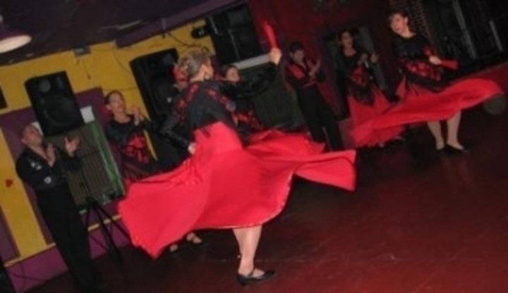 Ženy tančící flamengo v černo-červených šatech