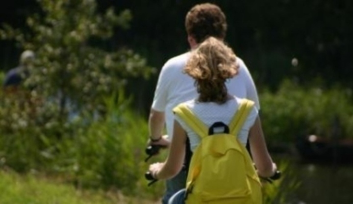 Muž a žena na kolech v přírodě