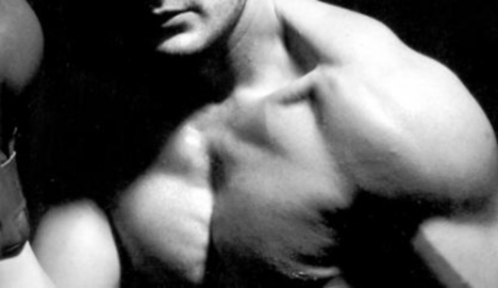 Černobílá fotografie svalnaté mužské hrudi