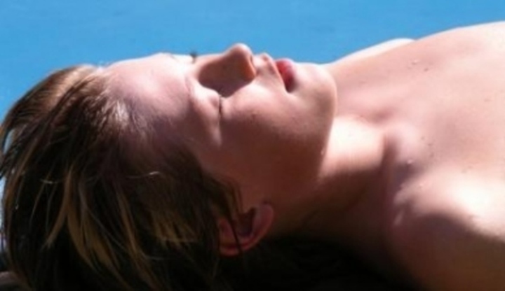 Žena ležící u vody