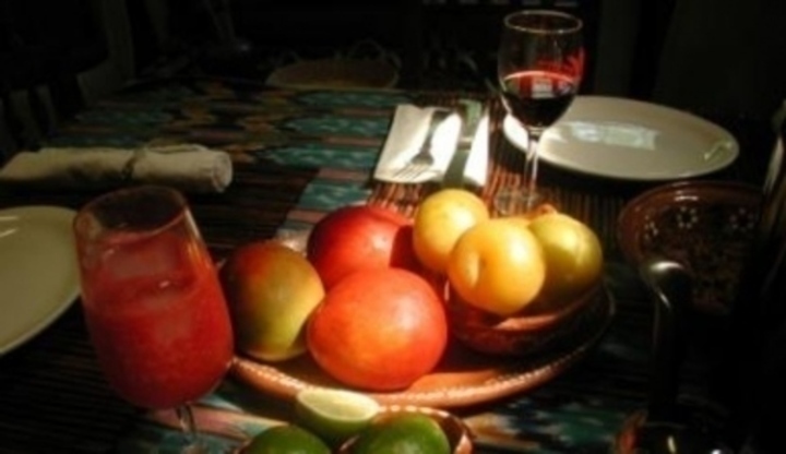 Prostředný stůl s ovocem a vínem 