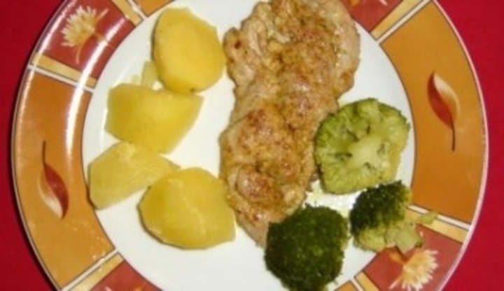 Kuřecí plátek s bramborem a brokolicí