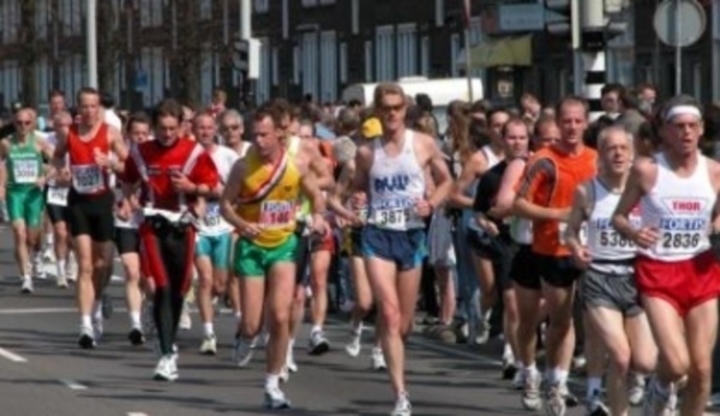 Lidé běžící maraton