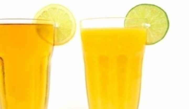 Dva džusy ve sklenicích s plátkem citrónu a limetky
