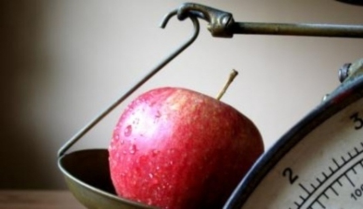 Červené jablko položené na váze 