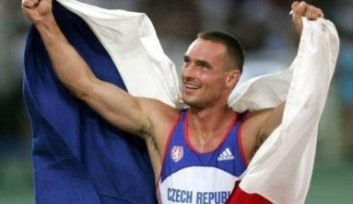 Roman Šebrle držící českou vlajku