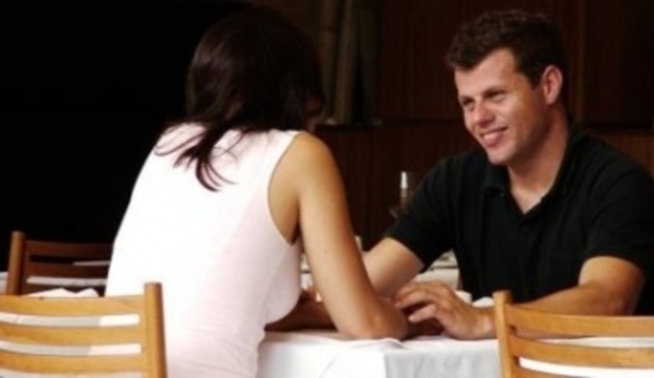 Muž se ženou sedící u stolu