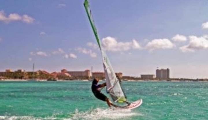 Muž na moři bavící se windsurfingem 