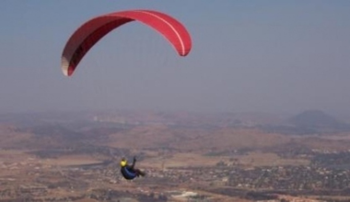 Osoba na paraglidingu