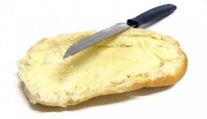 Nůž položený na housce namazané máslem