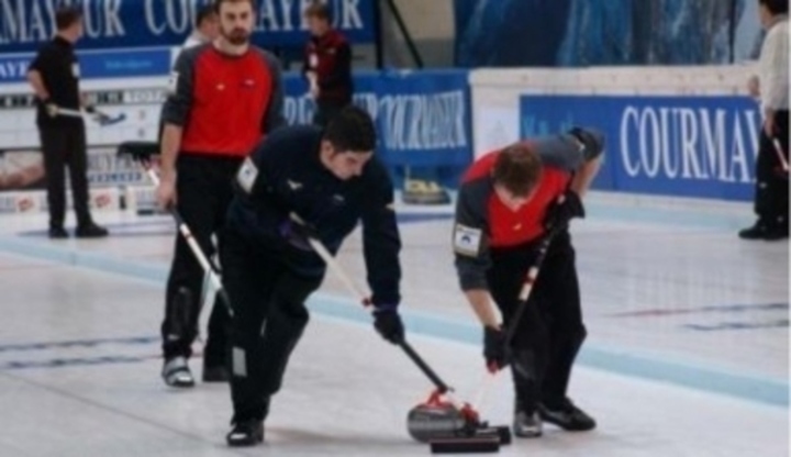 Lidé na ledě při hře curling