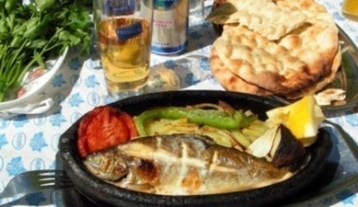 Grilovaná ryba se zeleninou a pečivem