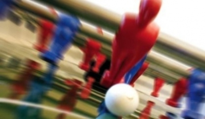 Barevné plastové figurky s míčkem na stolním fotbalu 
