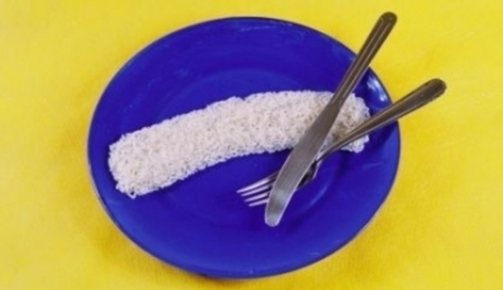 Suk rýže na modrém talíři s příborem